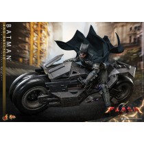 Hot Toys MMS705 1/6 Scale BATMAN AND BATCYCLE